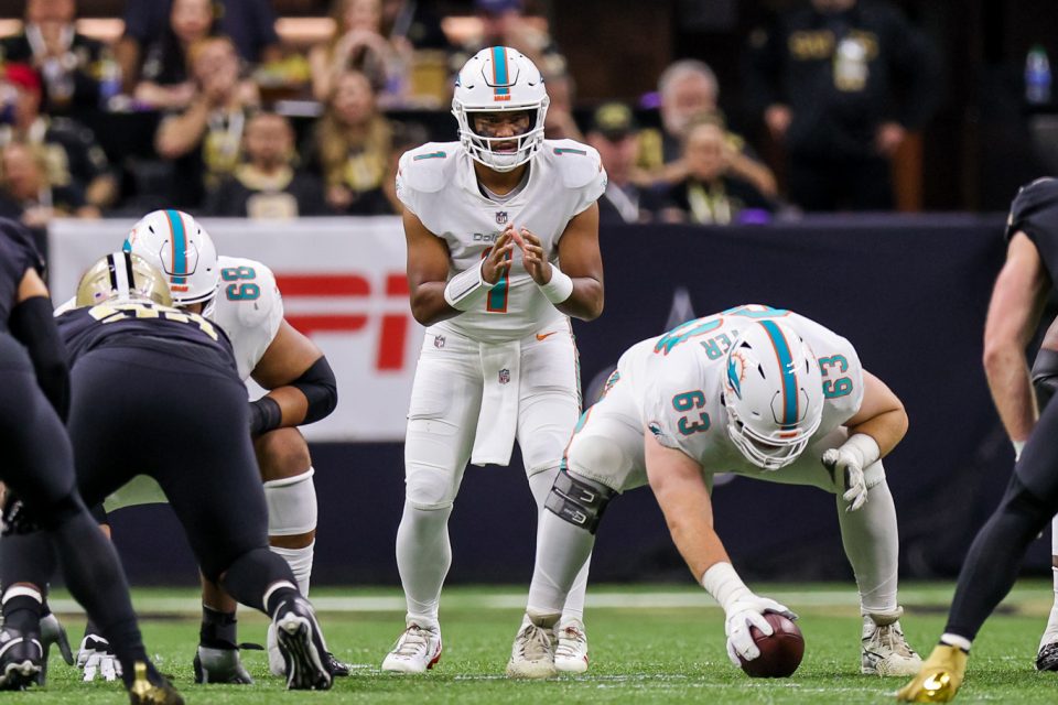 O quarterback do Dolphins, Tua Tagovailoa, estará em ação no primeiro jogo da NFL na Espanha (Foto: Stephem Lew/Wikimedia)