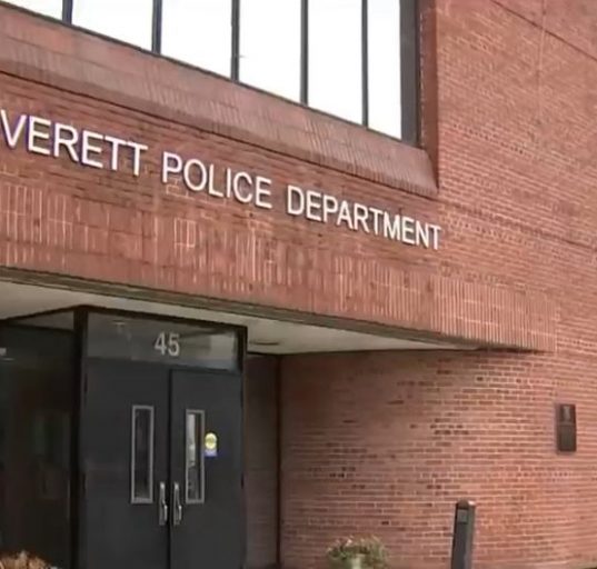 O jovem seguirá a viagem acompanhado de autoridades consulares (Reprodução TV)