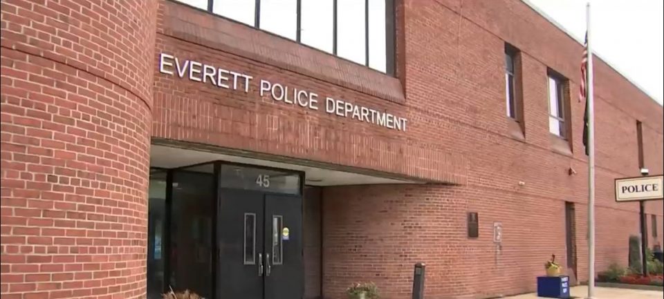 O jovem seguirá a viagem acompanhado de autoridades consulares (Reprodução TV)