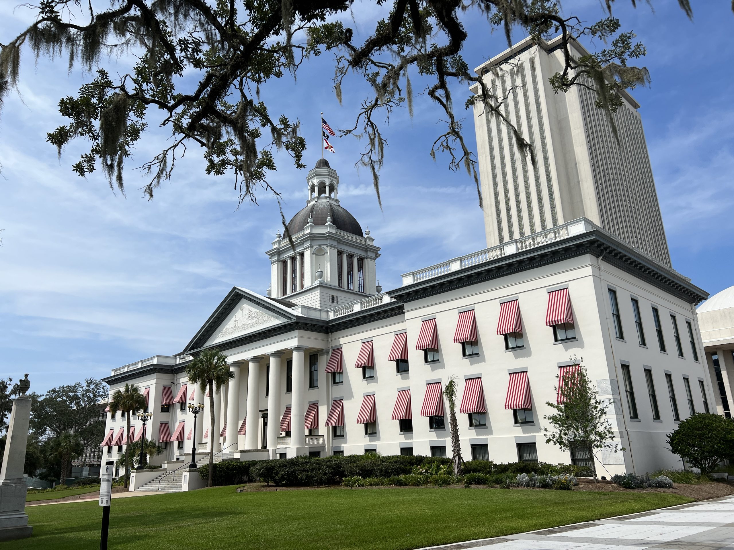 Projeto de lei que obriga todas empresas a checarem status imigratório dos funcionários avança na Flórida