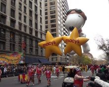 Com carros alegóricos que exibem animações e projeções interativas, a parada começa na West 77th Street e termina em frente à icônica loja da Macy’s na Herald Square, onde ocorrem as performances musicais (Foto: John Prato/Wikimedia)
