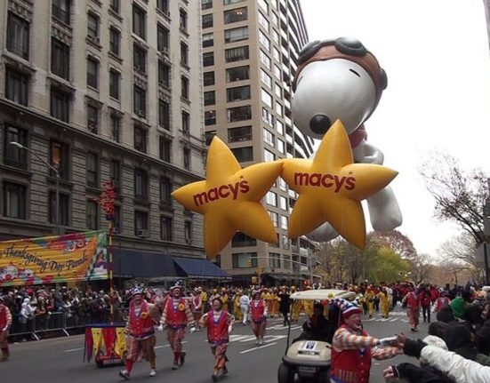 Com carros alegóricos que exibem animações e projeções interativas, a parada começa na West 77th Street e termina em frente à icônica loja da Macy’s na Herald Square, onde ocorrem as performances musicais (Foto: John Prato/Wikimedia)