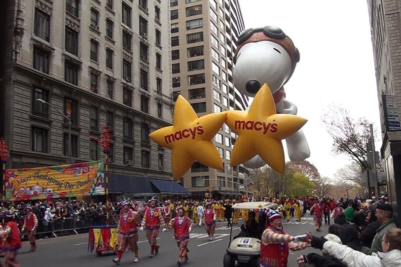 Com carros alegóricos que exibem animações e projeções interativas, a parada começa na West 77th Street e termina em frente à icônica loja da Macy’s na Herald Square, onde ocorrem as performances musicais (Foto: John Prato/Wikimedia)