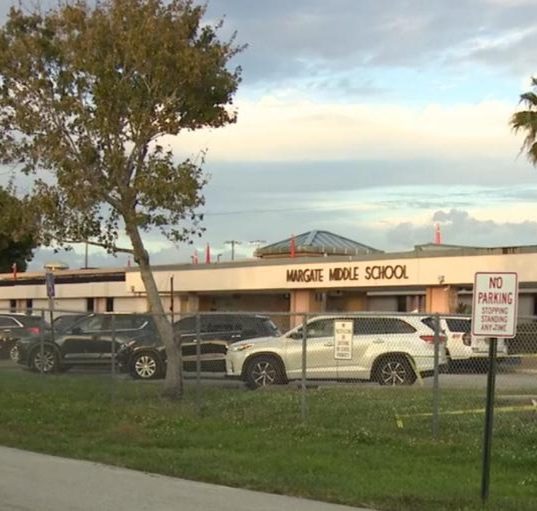 A popularização dos edibles — doces, gomas, salgadinhos e chocolates com THC — tem ampliado o risco de intoxicação entre menores de idade. Além disso, a venda ilegal pela internet e em redes sociais dificulta o rastreamento (Foto: Reprodução TV)