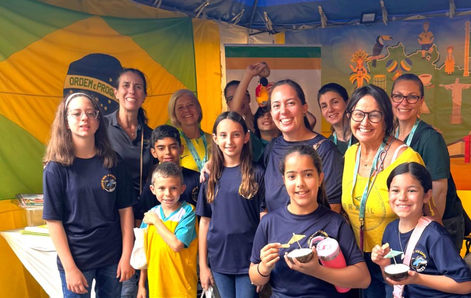 Para muitos visitantes, o estande da instituição serviu como uma referência imediata da presença cultural brasileira, reforçando identidade e pertencimento (Foto: Divulgação CCBU)