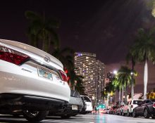 Alterações físicas nas placas, como mudança de cor, aplicação de películas refletivas ou colagem de materiais, deixam de ser simples infrações de trânsito e passam a ser crime (Foto: Romina Tengg/Wikimedia)