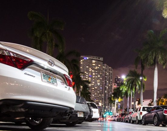 Alterações físicas nas placas, como mudança de cor, aplicação de películas refletivas ou colagem de materiais, deixam de ser simples infrações de trânsito e passam a ser crime (Foto: Romina Tengg/Wikimedia)