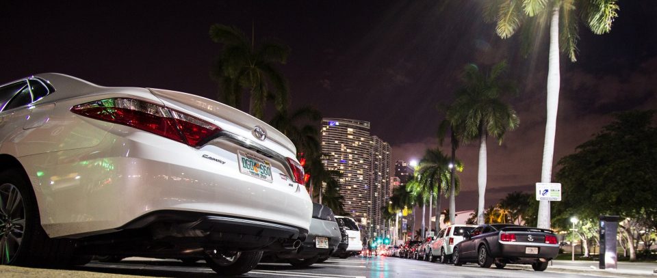 Alterações físicas nas placas, como mudança de cor, aplicação de películas refletivas ou colagem de materiais, deixam de ser simples infrações de trânsito e passam a ser crime (Foto: Romina Tengg/Wikimedia)