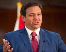 O governo ainda anunciou que mais de $ 33 milhões de verbas vinculadas aos programas de Diversidade, Equidade e Inclusão serão cancelados ou redirecionados para outras prioridades educacionais (Foto: Office of the Governor of Florida/Wikimedia)