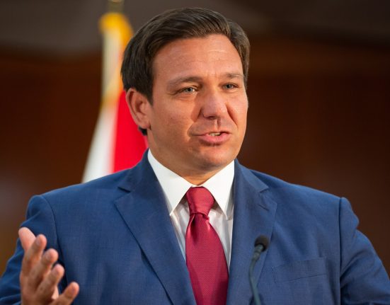 O governo ainda anunciou que mais de $ 33 milhões de verbas vinculadas aos programas de Diversidade, Equidade e Inclusão serão cancelados ou redirecionados para outras prioridades educacionais (Foto: Office of the Governor of Florida/Wikimedia)