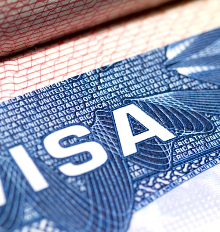 Para a comunidade brasileira o impacto é grande. Muitos acabam adiando planos de regularização por falta de recursos (Foto: USCIS)