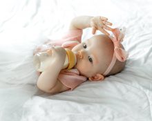 Autoridades de saúde recomendam que pais e cuidadores interrompam imediatamente o uso do alimento afetado e fiquem atentos aos sintomas. A contaminação afetou bebês com idades entre 2 semanas e 5 meses (Foto: Freepik)