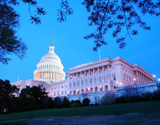 No início de 2026, republicanos e democratas precisarão retomar as negociações sobre cortes de gastos federais, financiamentos, extensão dos subsídios de saúde e manutenção de programas sociais e educacionais (Foto: Freepik)