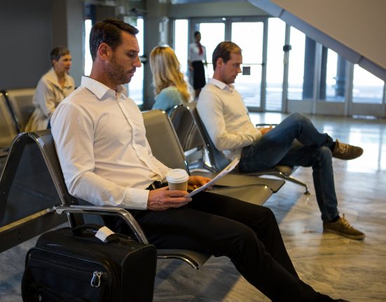 A novidade visa atender a uma demanda crescente de passageiros que enfrentam longas esperas entre voos ou escalas prolongadas (Foto: Freepik)