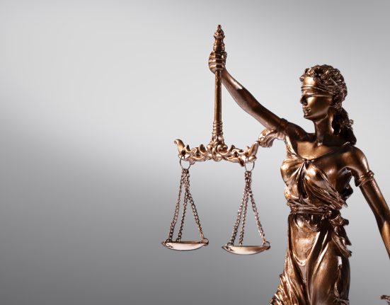 A Casa Branca divulgou nota afirmando que o governo “respeita as decisões judiciais, mas continuará a aplicar as leis de imigração com rigor” (Foto: Freepik)