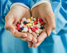 A indústria farmacêutica argumenta que margens de lucro elevadas financiam pesquisa e desenvolvimento de tecnologias complexas, alertando que cortes agressivos podem afetar investimentos futuros (Foto: Freepik)