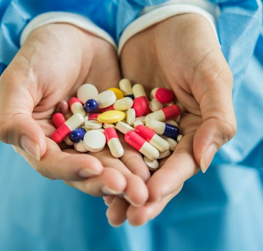 A indústria farmacêutica argumenta que margens de lucro elevadas financiam pesquisa e desenvolvimento de tecnologias complexas, alertando que cortes agressivos podem afetar investimentos futuros (Foto: Freepik)