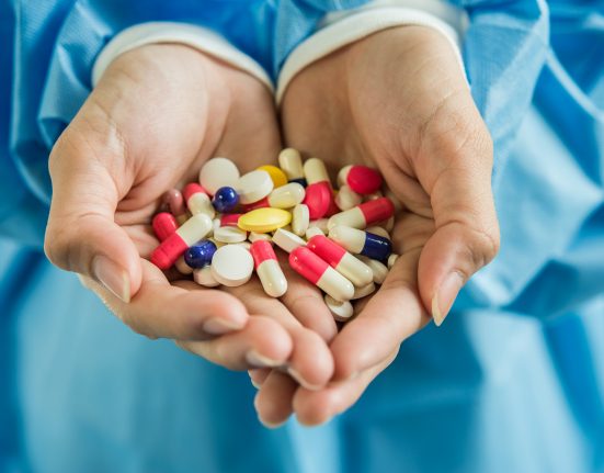 A indústria farmacêutica argumenta que margens de lucro elevadas financiam pesquisa e desenvolvimento de tecnologias complexas, alertando que cortes agressivos podem afetar investimentos futuros (Foto: Freepik)