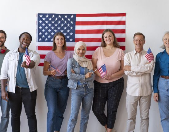 A Flórida registra um dos maiores índices de população estrangeira dos Estados Unidos; por isso, mudanças legislativas afetam diretamente o cotidiano das famílias (Foto: Freepik)