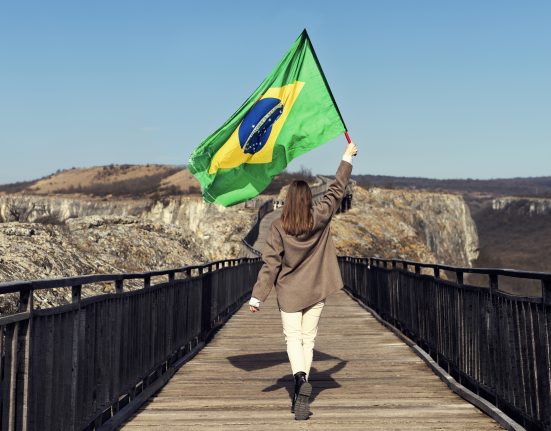 Especialistas apontam que a publicação revela um momento de reequilíbrio na relação bilateral, com o Brasil demonstrando mais autonomia do que o habitual (Foto: Freepik)