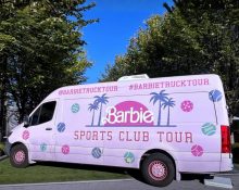 Com estoque limitado e presença por apenas um dia, quem quiser garantir itens da coleção ou registrar o momento com o icônico caminhão rosa precisa se programar (Foto: Redes sociais)