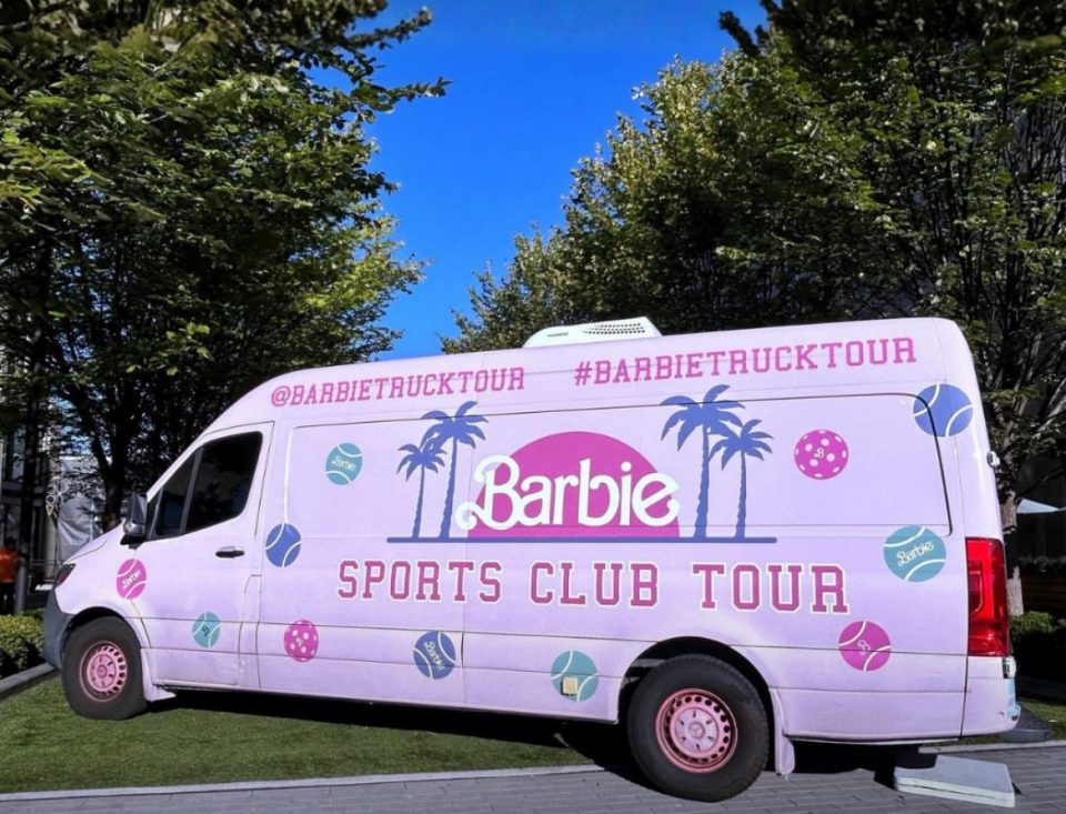 Com estoque limitado e presença por apenas um dia, quem quiser garantir itens da coleção ou registrar o momento com o icônico caminhão rosa precisa se programar (Foto: Redes sociais)