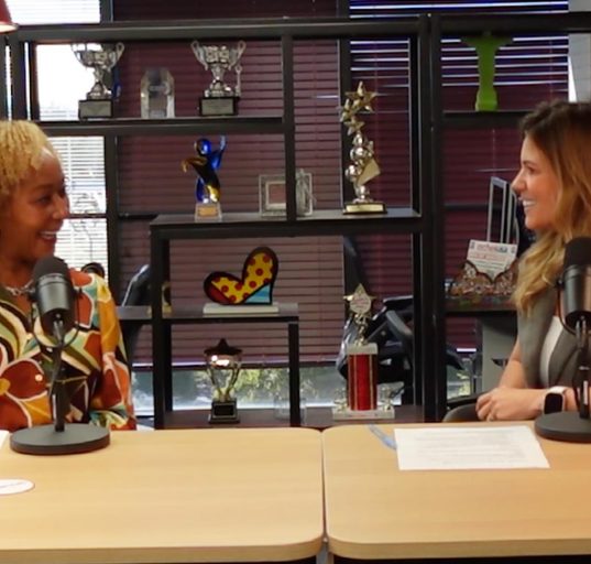 Patricia Bernardon entrevista Ana Paula Vieira, Coordenadora do Programa de Línguas no Distrito Escolar do Condado de Palm Beach (FL) e líder do Comitê Bem-Estar do Grupo Mulheres do Brasil Núcleo Sul da Flórida (Foto: AcheiUSA)