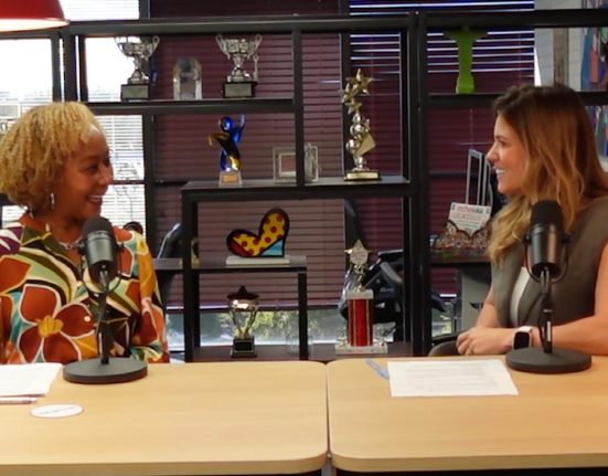 Patricia Bernardon entrevista Ana Paula Vieira, Coordenadora do Programa de Línguas no Distrito Escolar do Condado de Palm Beach (FL) e líder do Comitê Bem-Estar do Grupo Mulheres do Brasil Núcleo Sul da Flórida (Foto: AcheiUSA)