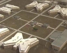 O Krome North Service Processing Center de Miami registra problemas estruturais e falhas no atendimento de saúde (Foto: Reprodução TV)