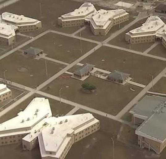 O Krome North Service Processing Center de Miami registra problemas estruturais e falhas no atendimento de saúde (Foto: Reprodução TV)