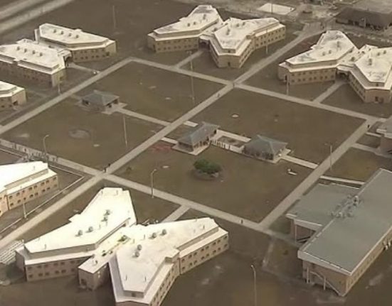 O Krome North Service Processing Center de Miami registra problemas estruturais e falhas no atendimento de saúde (Foto: Reprodução TV)