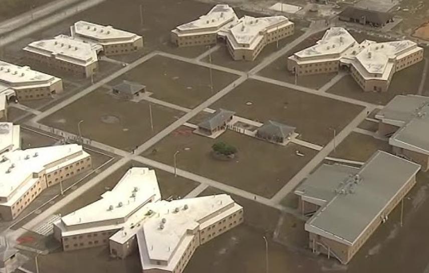 O Krome North Service Processing Center de Miami registra problemas estruturais e falhas no atendimento de saúde (Foto: Reprodução TV)