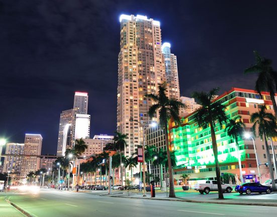 A cidade oferece lazer e entretenimento que mesclam shows, festas, praias, atividades culturais e ao ar livre para famílias e jovens (Foto: Freepik)