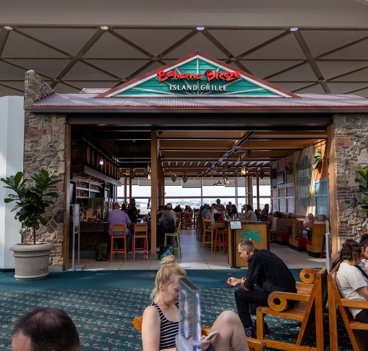 A medida, que entrou em vigor em dezembro, reforça a estratégia de transformar o terminal em um espaço de convivência, consumo e lazer (Foto: Nielsoncaetanosalmeron_Wikimedia)