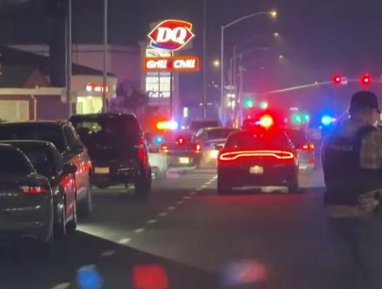 A polícia do condado mantém a área isolada e oferece recompensa por informações que levem aos suspeitos. Até o momento, ninguém foi preso (Foto: Reprodução TV)