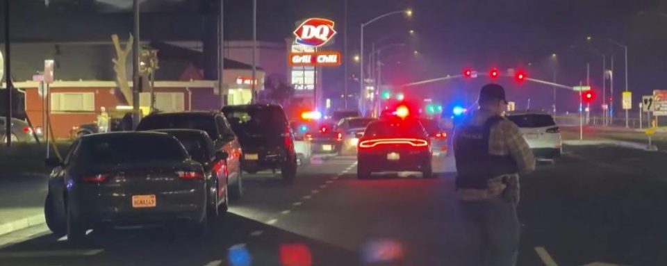 A polícia do condado mantém a área isolada e oferece recompensa por informações que levem aos suspeitos. Até o momento, ninguém foi preso (Foto: Reprodução TV)