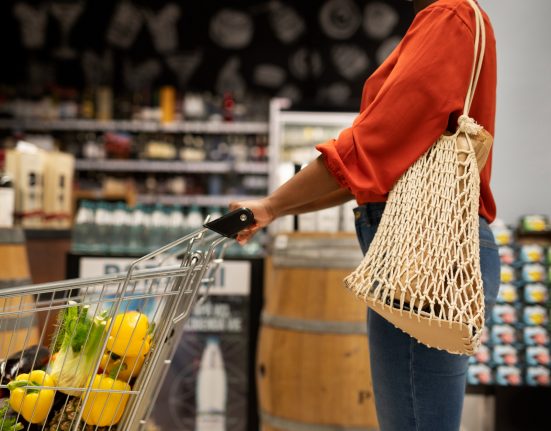 A maioria dos supermercados funcionará nos dois dias, mas com horários especiais (Foto: Freepik)