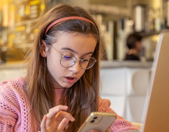 O uso excessivo de telas e a diminuição das atividades ao ar livre são apontados como fatores que impulsionaram o aumento no número de casos de miopia infantil (Foto: Freepik)