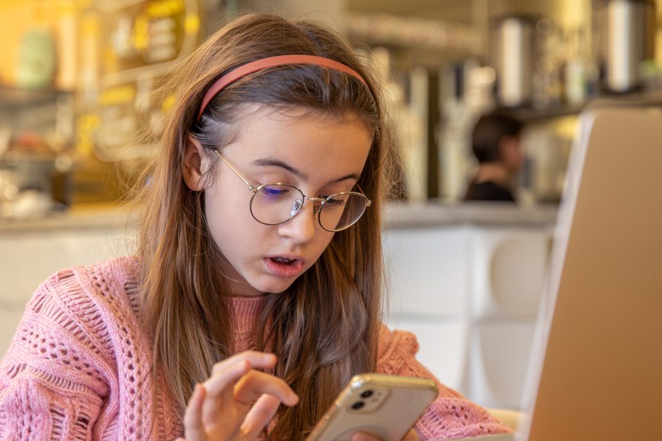 O uso excessivo de telas e a diminuição das atividades ao ar livre são apontados como fatores que impulsionaram o aumento no número de casos de miopia infantil (Foto: Freepik)