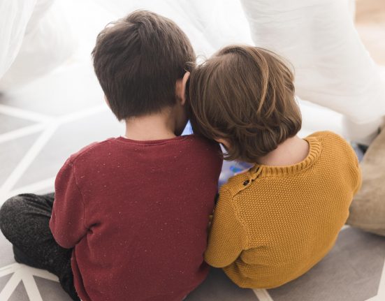 O ICE afirmou que não houve intenção deliberada de violar o acordo e que medidas estariam sendo adotadas para reduzir o tempo de custódia (Foto: Freepik)