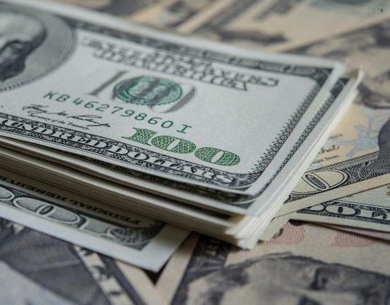 A medida não impede que brasileiros sem documentação enviem valores para o Brasil, mas aumenta o risco de que essas transações sejam investigadas (Foto: Freepik)