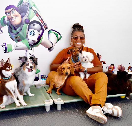 Beatriz França, proprietária da Petland, tem experiência de mais de 15 anos em cuidados com pets (Foto: Divulgação)