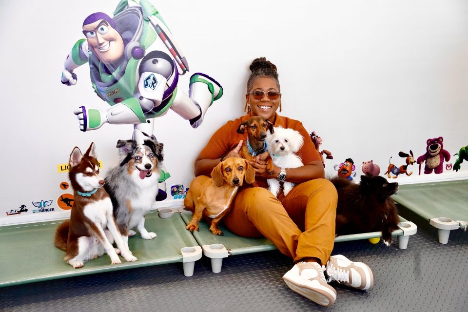 Beatriz França, proprietária da Petland, tem experiência de mais de 15 anos em cuidados com pets (Foto: Divulgação)