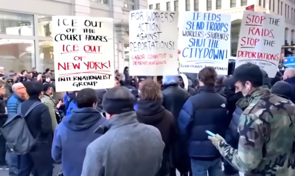 As investigações seguem em andamento, e os detidos deverão responder por acusações que variam de desobediência civil a obstrução (Foto: Reprodução Youtube)