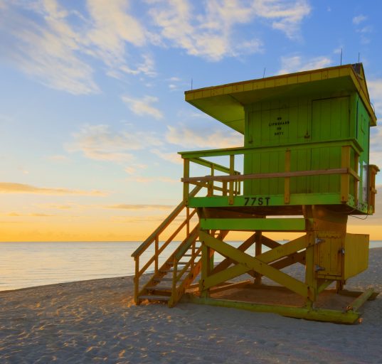 Destinos conhecidos por grandes celebrações veem suas tarifas de hotel dispararem no fim de ano, atingindo valores até três vezes superiores aos praticados na baixa temporada (Foto: Freepik)