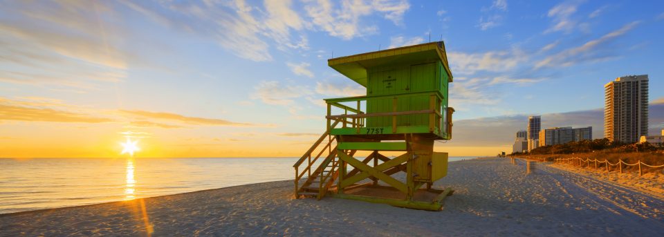 Destinos conhecidos por grandes celebrações veem suas tarifas de hotel dispararem no fim de ano, atingindo valores até três vezes superiores aos praticados na baixa temporada (Foto: Freepik)