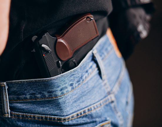 A preocupação não se limita à presença das armas, mas ao impacto que sua exposição causa na percepção de segurança e no comportamento coletivo (Foto: Freepik)