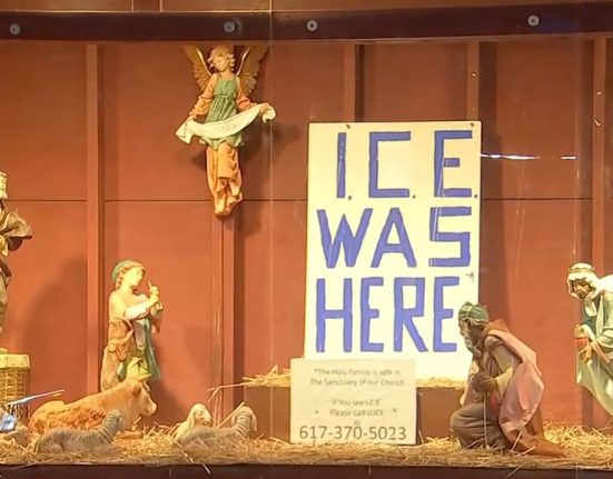 A cena reforça um histórico de ativismo da paróquia. Em 2018, por exemplo, o Menino Jesus foi colocado em uma “gaiola” em crítica às políticas de separação de famílias na fronteira (Foto: Reprodução Youtube)