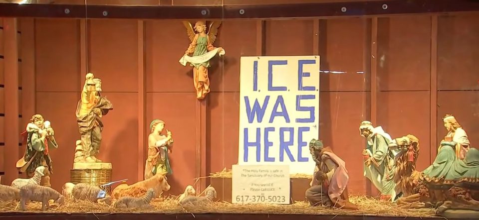 A cena reforça um histórico de ativismo da paróquia. Em 2018, por exemplo, o Menino Jesus foi colocado em uma “gaiola” em crítica às políticas de separação de famílias na fronteira (Foto: Reprodução Youtube)