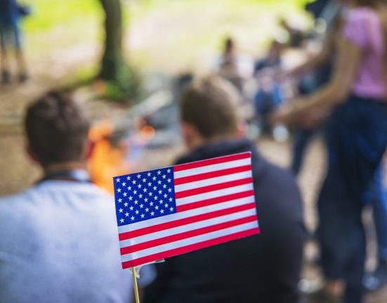 O adiamento das naturalizações nos centros de atendimento da região de Miami-Dade, Broward e Palm Beach aumenta o sentimento de insegurança entre comunidades de imigrantes (Foto: Freepik)